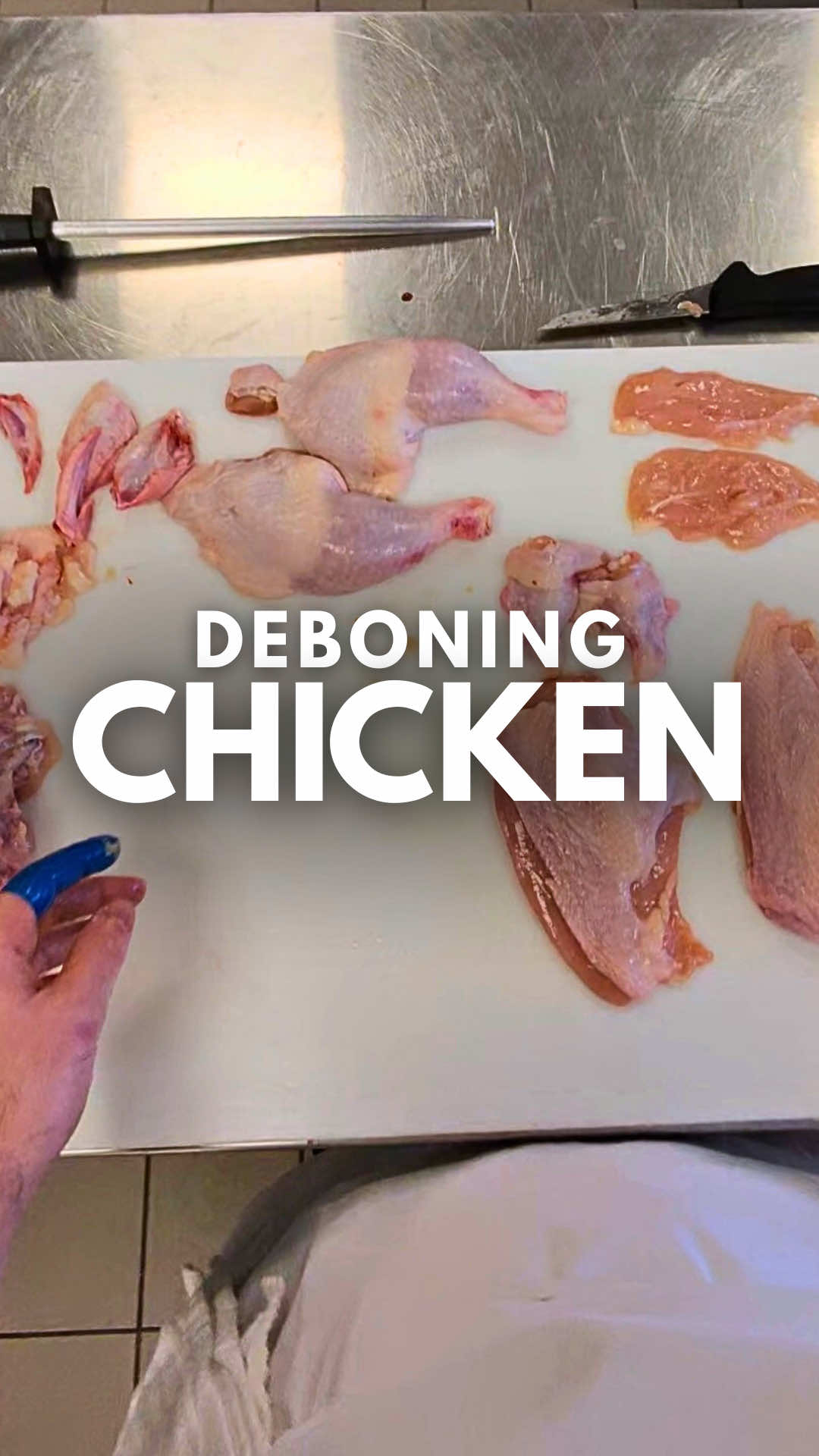 Deboning a chicken in culinary school 🐓  #dayinmylife #cheflife #schoollife 
