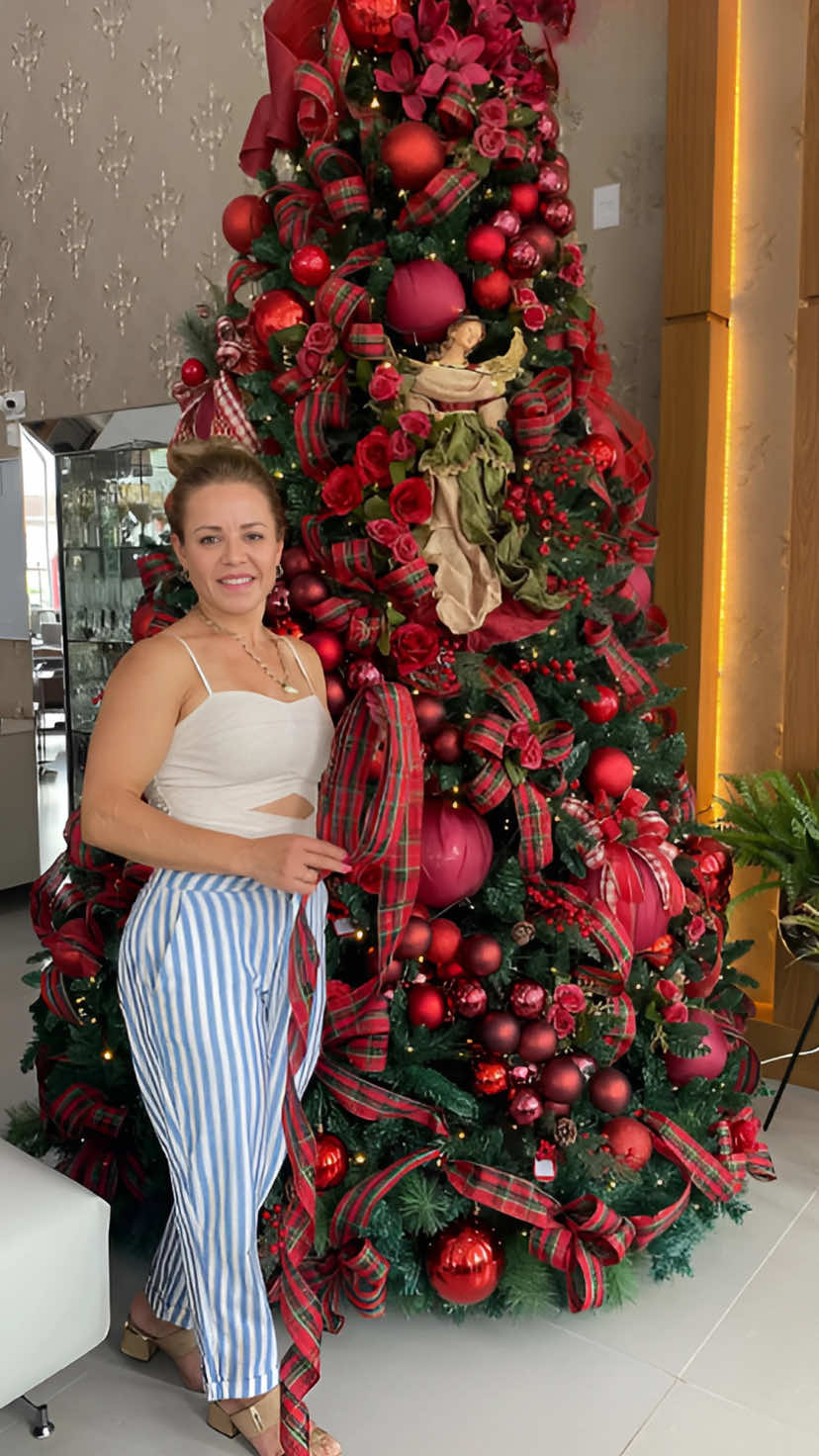👉 Como por laços em sua árvore sem cortar a fita.✨ ✨Acompanhe aqui e veja como é fácil deixar sua árvore ainda mais linda com laços fáceis de fazer.✨ ❤️Venha garantir sua decoração natalina conosco!🎄✨ Enviamos para todo o Brasil.  Entre em contato através do WhatsApp (46) 999050036 ou através do link na bio. Estamos localizados em Pato Branco, Av. Tupi, 1446, Centro. #roquevedo  #fyp  #fy  #lacos  #natal 