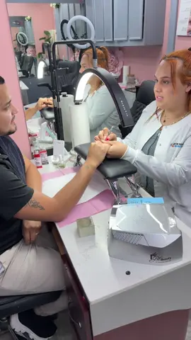 Hombres cuando van por primera ves con una manicurista 🙈#latinoshairandnailsalon🌴🇭🇳 @LALOYDA503 @abijoseggfit5 😅😜🙈🤣