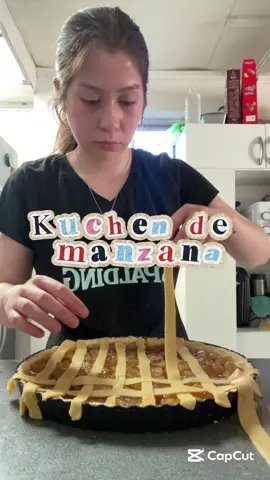 ✨ Kuchen de Manzana Casero ✨ Con mucho amorcito se las comparto, ojalá les guste y me cuentan si quieren más recetas😭 🍏Ingredientes:  	•	5 manzanas (verdes, rojas o mixtas), peladas y picadas en cubitos        • Jugó de 1 limón. 	•	200 g de azúcar (blanca, rubia o la que tengas) 	•	200 g de canela en polvo 	•	15 clavos de olor 	•	1 ramita de canela 	•	1 cucharada de almidón de maíz (maicena) 🧈 Ingredientes para la masa 	•	120 g de mantequilla o margarina repostera 	•	2 cucharadas de azúcar 	•	1 huevo 	•	300 g de harina (yo usé con polvos de hornear) *Precalienta el horno a 200 °C* 👩‍🍳 Paso a paso:  1️⃣ Haz una infusión con clavos + ramita de canela en agua hirviendo. Déjala reposar. 2️⃣ En una olla pon las manzanas con el azúcar, la canela y el jugo de limón. Cocina a fuego bajo, revolviendo de vez en cuando, hasta que estén transparentes y suelten juguito. 3️⃣ Cuela la infusión (saca clavos y canela) y agrégala a las manzanas junto con la maicena disuelta.  Pon un colador. Revuelve hasta que espese y cambie de color. Deja enfriar. 4️⃣ Para la masa: mezcla mantequilla + azúcar, agrega el huevo y al final la harina (solo une, no amases). Estira en molde, pincha con tenedor y hornea 15 min a 200 °C. 5️⃣ Rellena con las manzanas uniformemente. Con la masa sobrante haz tiras finas y arma el enrejado encima, cómo tu prefieras. Pincela con el jugo que sobró. 6️⃣ Hornea de nuevo unos 10 min hasta que quede doradito. *Receta para molde 30cm* Yo le saco 12 porciones y las vendo en la cafetería. ☕️ 💚 Me cuentan si lo hacen y qué opinan😭 #Receta #kuchen #cocinarencasa #girlssupportgirls #pasteleria 