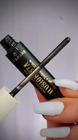 MÁSCARA DE CÍLIOS SEM CERDAS? 🤯 A coleção Abracadabra de @MIA MAKE trouxe a máscara Ilusionista que alonga e define os cílios deixando eles mais natural e sem pesar o olhar.  MANDA PRA AQUELA AMIGA QUE ADORA PRODUTOS DIFERENTES ✨ Eu amei, e você oque achou?  #dicademaquiagem  #makeupbr 