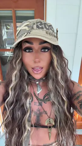 hey ladiieeessss…. #wlw #altgirl #shakyknees #limpbizkit #numetal 