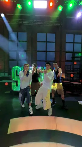 Cuando suena La Player… ellos ya saben qué hacer. 🕺🔥 #SantosBravos #HYBE #HYBELatinAmerica #BandaPopLatina @Drew Venegas @gabiprpr @Leonardo Lotina @alextopdancer 