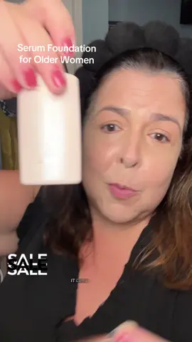 Honestly, that glow? Tarte Timeless has active ingredients to hydrate and plump. It’s full coverage but not thick at all @tarte cosmetics #foundation #over50makeup #over40makeup #makeuptok 