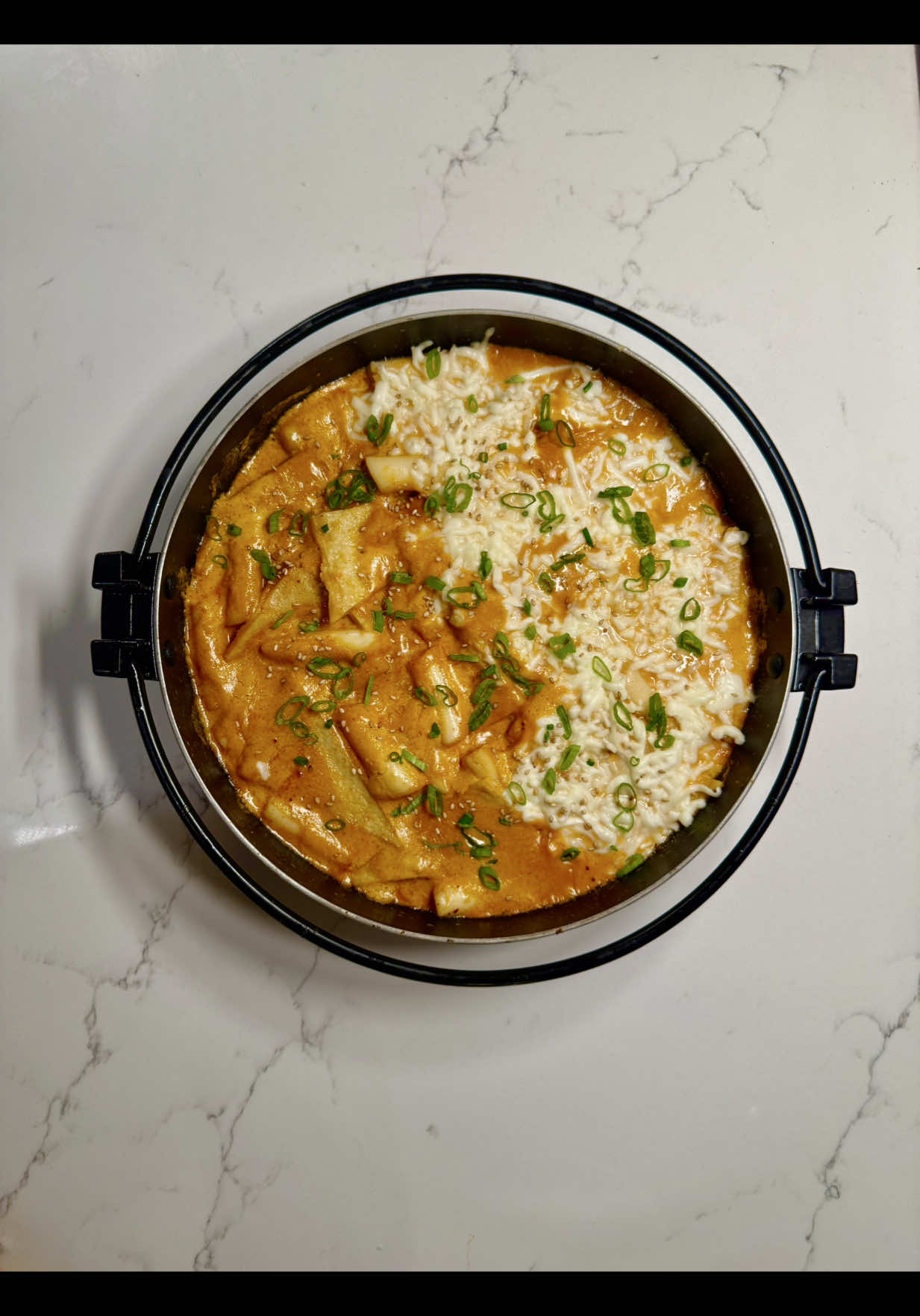 Rose tteokbokki 🌹 Recipe is on my blog (see bio), or comment “tteokbokki” and i’ll send you the direct link! #EasyRecipe #asianfood #easydinnerideas #tteokbokki #tteokbokkirecipe 