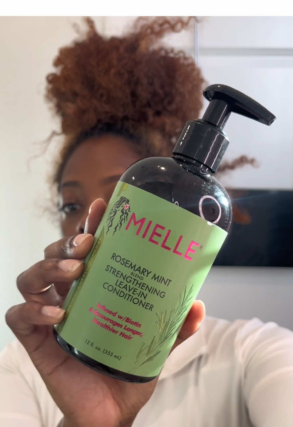 Edges laid AND curls defined all thanks to the Rosemary Mint Collection. Clock it! 😉✨💅🏽 #mielle #mielleorganics #rosemarymint #naturalhair #curlscheck #healthyhair 