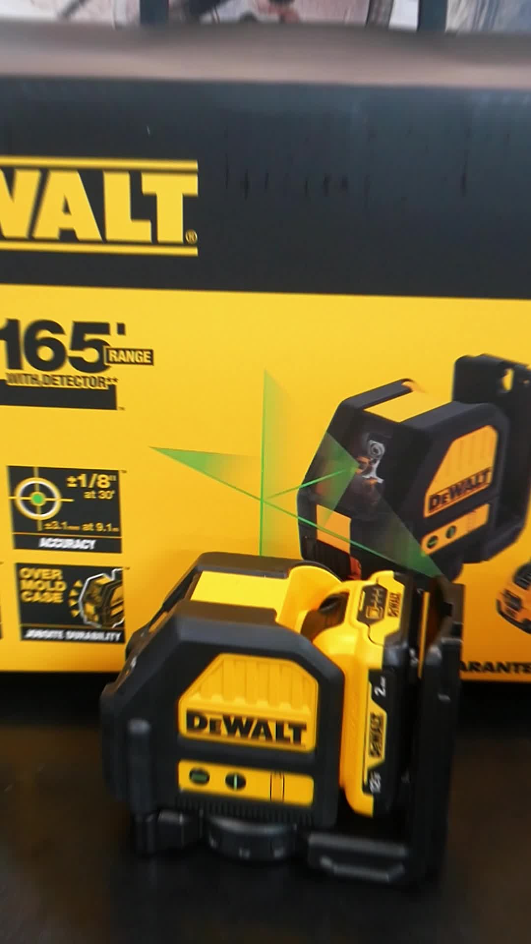 El Nivel Láser DeWalt DW088CG está diseñado para los profesionales que exigen exactitud y resistencia: ✔️ Alcance hasta 30m (50m con detector) ✔️ 2 líneas verdes: horizontal y vertical ✔️ Precisión de ±0.3 mm/m ✔️ Autonivelante con soporte magnético y maleta plástica incluida ✔️ Resistente al polvo, agua y golpes 💪 #NivelLaser #LaserDeWalt #HerramientasProfesionales #Construcción #Carpintería #Obra #Ingeniería #Precisión