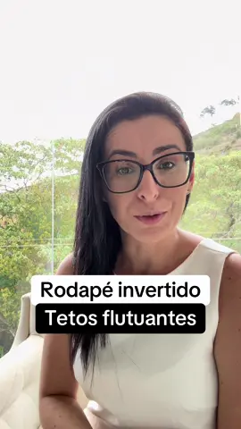 Detalhes que elevam um projeto ao nível do alto padrão ✨ O rodapé invertido e o teto flutuante com tabica pintada de preto são soluções arquitetônicas minimalistas que criam a sensação de leveza, sofisticação e deslocamento visual das paredes. 🔹 Rodapé invertido: além de elegante, elimina aquele encontro aparente entre piso e parede, trazendo um acabamento mais limpo e contemporâneo. 🔹 Teto flutuante (tabica preta): o recorte sutil entre parede e forro dá a impressão de que o teto está “solto”, ampliando a sensação de amplitude e exclusividade nos ambientes. Esses detalhes, embora discretos, fazem toda a diferença quando o assunto é arquitetura residencial de alto padrão. É aqui que o projeto deixa de ser comum e passa a transmitir identidade e sofisticação. 👉 Se você busca uma casa de alto padrão que se destaque nos mínimos detalhes, conte com quem entende como transformar soluções arquitetônicas em diferenciais de valorização e estilo. 💬 Me diga: você prefere um acabamento tradicional ou ousaria investir em detalhes assim no seu projeto? #ArquiteturaDeAltoPadrão #DesignDeInteriores #DetalhesQueTransformam #RodapéInvertido #TetoFlutuante 