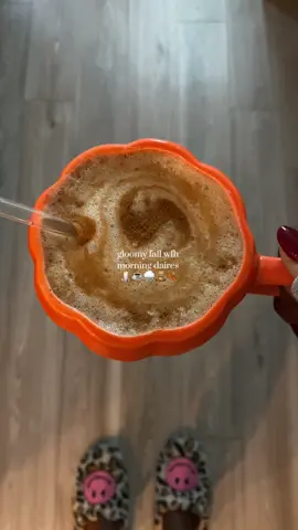 gloomy fall morning wfh 🕯️☕️🫧🧸🌧️🍂 happy thursday besties loved the weather this morning if only it could stay forever so cozy 😊🤎 #wfh #fallaesthetic #fallvibes #gloomyweather #morningroutine 