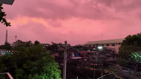 Nag iba ang kukay ng langit sa Legazpi City, dakong alas-5:00 ng umaga. Nakakaranas pa rin ang siyudad ng panaka-nakang ulan at malakas na hangin.  #fyp  #bagyongopong  #legazpialbay 
