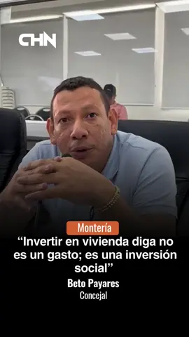 #Montería | En una de las sesiones más significativas para el futuro urbanístico y social de la capital cordobesa, el Concejo de Montería aprobó un proyecto clave que busca reducir el déficit habitacional, que según cifras del DANE afecta a cerca del 50% de la población. El concejal Beto Payares, ponente de la iniciativa, destacó que invertir en vivienda digna no debe verse como un gasto, sino como una inversión social que promueve justicia y equidad. Según explicó, Montería enfrenta un déficit habitacional de unas 65.000 viviendas, lo que implica la construcción de aproximadamente 23.000 nuevas unidades y la mejora de otras 43.000 que hoy presentan condiciones inadecuadas en aspectos básicos como baños, cocinas y servicios sanitarios. “Es satisfactorio ser ponente de un proyecto tan importante para los monterianos, que enlaza directamente con el Plan de Desarrollo que este Concejo aprobó y que contempla metas reales para superar el déficit habitacional”, expresó Payares. Con esta nueva medida, se espera que Montería pueda dar pasos más firmes hacia la construcción de un entorno urbano más digno y equitativo para miles de familias que hoy carecen de una vivienda adecuada. #ChicaNoticias #chn25vivienda #chn25familias #chn25concejal 
