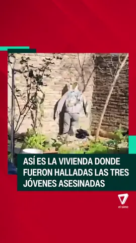 FLORENCIO VARELA: ASÍ ES LA VIVIENDA DONDE FUERON HALLADAS LAS TRES JÓVENES ASESINADAS - Un registro en video mostró el interior de la casa ubicada en la intersección de Río Jáchal y Chañar, en Villa Vatteone, Florencio Varela, donde fueron encontrados los cuerpos de Morena Verdi, Brenda del Castillo y Lara Gutiérrez. - Según la investigación, el inmueble había sido alquilado días antes del hecho. En las imágenes se observa el patio donde los cadáveres fueron enterrados, con tierra removida, ropa tirada y bolsas de basura. - El material también revela paredes con manchas compatibles con sangre. Dos de los cuatro detenidos fueron sorprendidos limpiando con lavandina esos rastros cuando la policía ingresó al lugar.