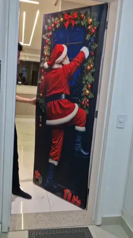 ✨🎄 Transforme sua porta em um verdadeiro encanto natalino! 🎅❄️ Com a Capa Porta Natal Decorativa, sua casa já entra no clima mágico do Natal antes mesmo de abrir a porta. 🏠💖 Fácil de colocar, com elástico que veste perfeito e vários modelos lindos pra escolher! 🌟 👉 Garanta já a sua clicando na cestinha 🛒 #Natal2025 #DecoraçãoNatalina #CasaDecorada #IdeiasDeNatal #CestinhaLaranja  