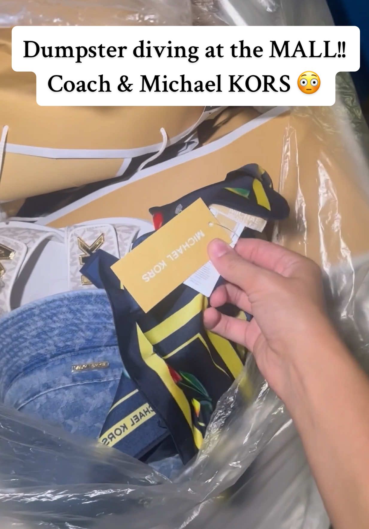 Dumpster diving at the mall & scoring at Coach VS Michael KORS.. #dumpster #dumpsterdiving #mall #insane #glamourddive 