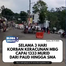 Jumlah siswa yang keracunan Makan Bergizi Gratis (MBG) di sejumlah sekolah di Kecamatan Cipongkor dan Cihampelas, Kabupaten Bandung Barat (KBB), terus bertambah. Total siswa di Bandung Barat yang keracunan MBG sebanyak 1.333 siswa. Keracunan klaster SPPG Cijambu diawali sebanyak 411 anak pada Senin (22/9/2025). Lalu, pada Rabu (24/9), terjadi kasus keracunan baru dari klaster SPPG Neglasari. Jumlah siswa yang keracunan sebanyak 730 anak. Lalu, pada hari yang sama, klaster ketiga terjadi dari SPPG Mekarmukti, Cihampelas, dengan jumlah siswa keracunan sebanyak 192. Dengan begitu, jumlah totalnya jadi 1.333 siswa “Sampai sekarang masih ada terus penambahan, yang kasus dari SPPG Neglasari itu paling banyak dengan 730 anak sampai jam 12 siang tadi. Yang SPPG Cijambu 411 anak,” kata Kepala Puskesmas Cipongkor, Yuyun Sarihotimah,Kamis (25/9). #MBG #BandungBarat #JawaBarat #Blora #BloraUpdates