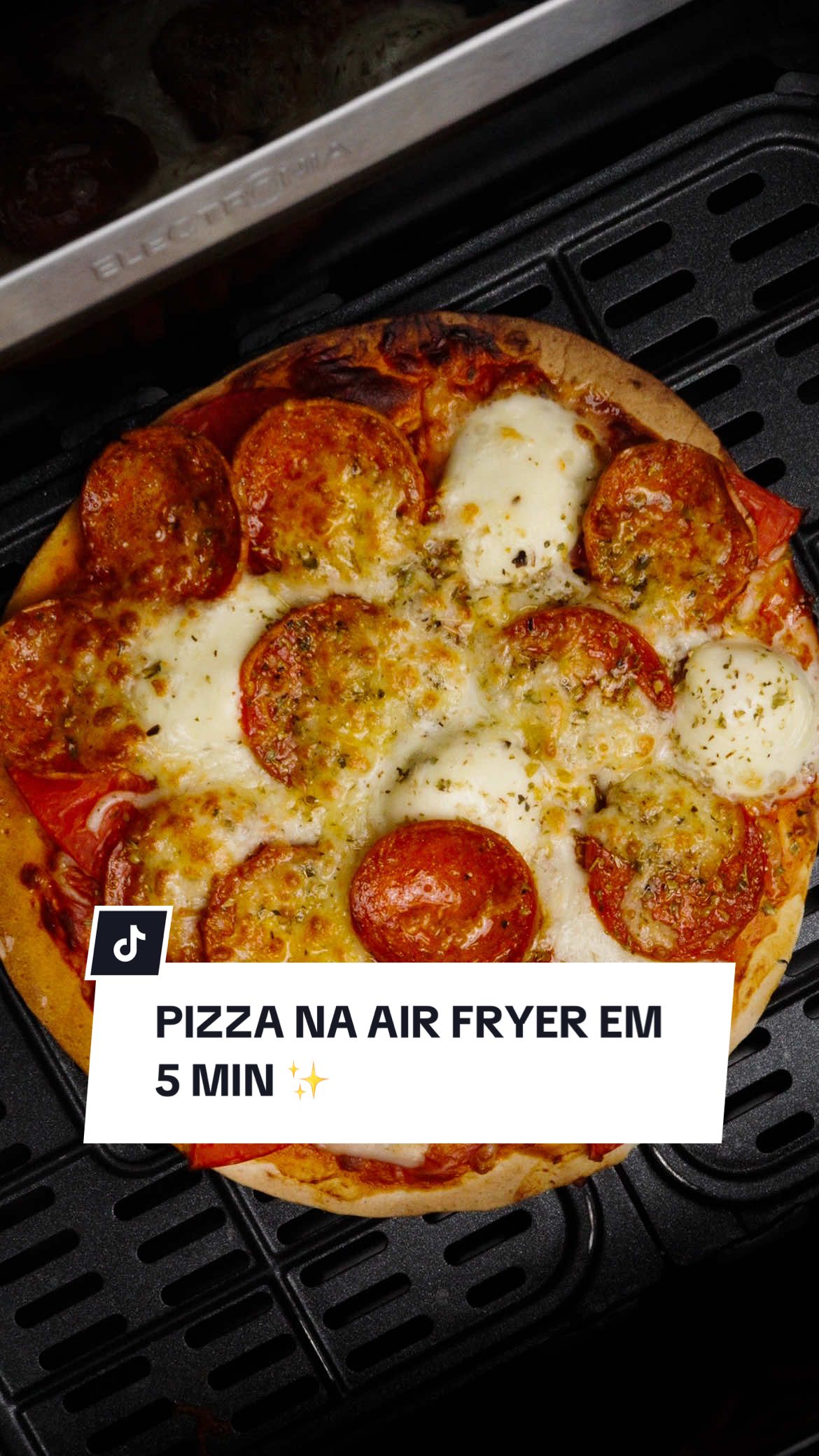 Pizza na Air Fryer...em apenas 5 minutos!🍕✨ Rápida, deliciosa e aprovada pelos miúdos e graúdos 😋 GUARDE já esta receita❤️ Só vai precisar de: - 1 folha de wrap - Polpa de tomate da @guloso_pt - Mozzarela fresca - Tomate fresco - Pepperoni ou fiambre - Queijo ralado - Orégãos - Rúcula (opcional) A Polpa de Tomate @guloso_pt é a nossa favorita, 100% português e com aquele sabor que faz toda a diferença. Depois, é só escolher os toppings, colocar por cima e deixar a Air Fryer fazer mágia! 🍅 Mais simples e prático? é impossível...como só a @guloso_pt e a @apitadadopai sabem fazer! ❤️ #pizza #receitas #receitasrapidas #apitadadopai #gulosopt