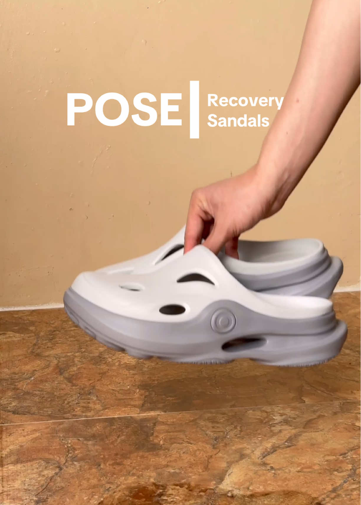 POSE Recovery Sandals = all-around Gen Z fit! Kung may sandal na both comfy AND aesthetic… ito na ‘yun. Hindi na kailangan mamili! Pangmall? Panggala? Pang-tambay? Check. Lahat bagay! Alam mo ‘yung feeling na parang nakapahinga agad kahit on the go ka? Gano’n siya ka-comfy. Legit na recovery sa bawat hakbang! #pose #posee #aesthetic #slippers #sandal 