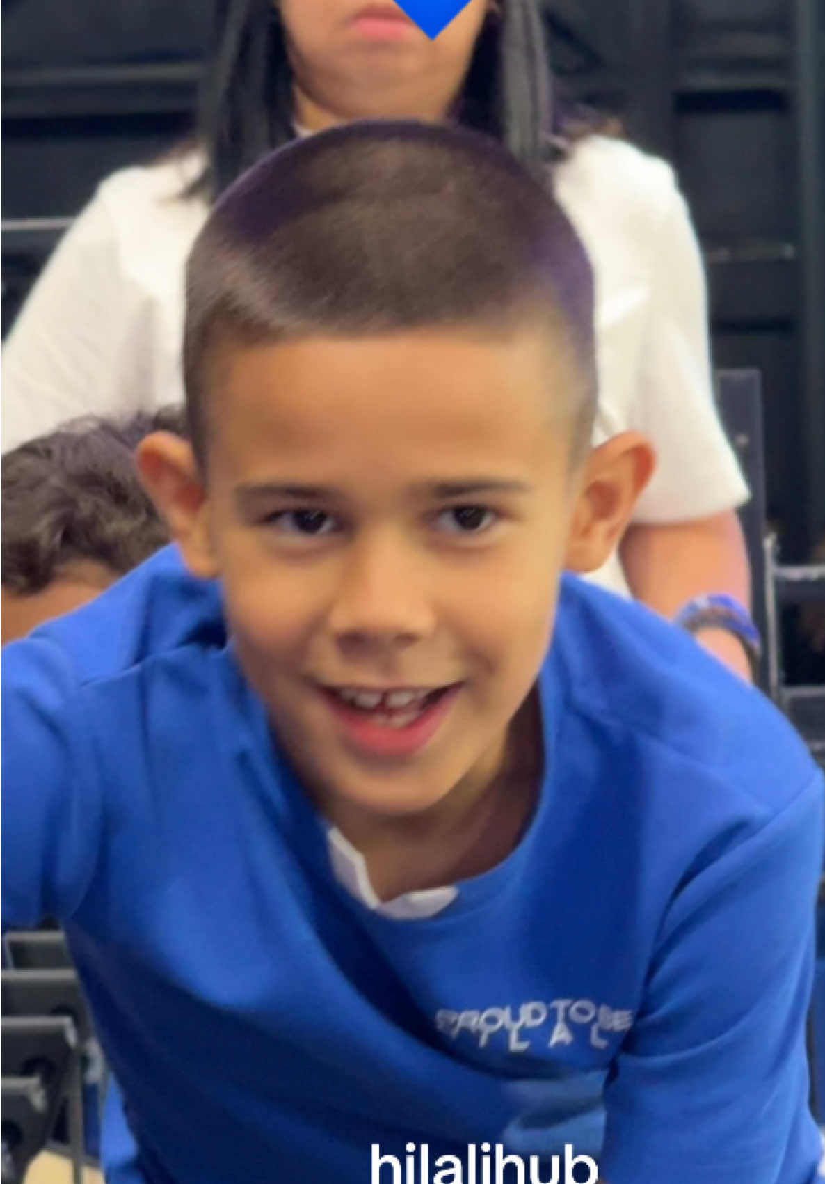 لوكا ولد ميتروفيتش جالس جنبنا وكان متحمس ويشجع طول الوقت هذا الصغير وفي وعاشق يارب اشوفه يلعب في الهلال 😭💙💙💙 الهلال vs الأخدود الجولة الثالثة 25/09/2025 دوري_روشن_السعودي  #alhilal #hilalihub #explore #fyp @نادي الهلال السعودي | Al Hilal @SPL 