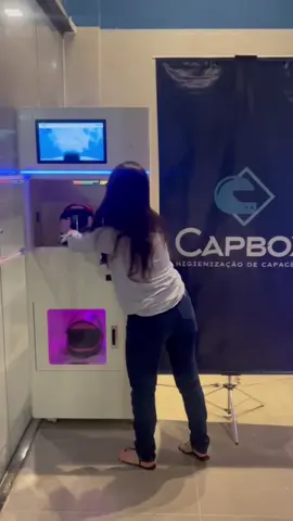 🚨 As máquinas de demonstração da Capbox já chegaram ao Brasil! 🚨 Elas foram desenvolvidas para higienizar capacetes de forma rápida e eficiente, garantindo muito mais saúde e conforto para quem usa no dia a dia. 🪖✨ No vídeo eu te mostro como a máquina funciona e, se você é empresário, vai descobrir por que essa é uma oportunidade incrível de negócio. 💼🚀 . . . . . #CapaceteLimpo #HigienizacaoOzonio #moto #MauCheiro #TecnologiaLimpa @capboxbr 