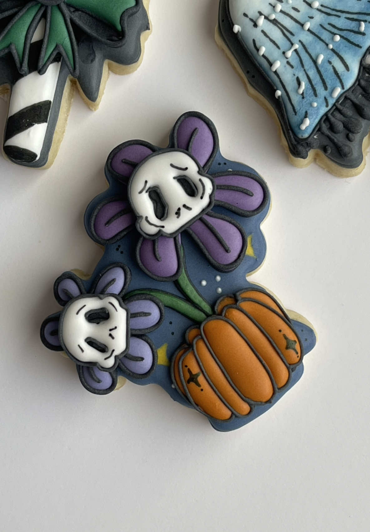 ‘Tis the season to be spooky! #icedcookies #royalicing #icingtransfers #halloweencookies 