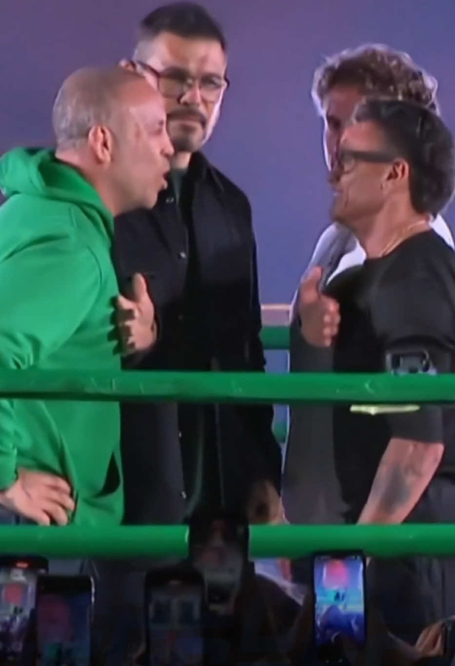 Encarada intensa! 🔥 Wanderlei Silva e Acelino Popó Freitas prometem fazer o ringue tremer. Expectativa alta para esse grande combate. Para quem você está torcendo? 🥊 Você confere todas as lutas do Spaten Fight Night ao vivo na minha tela, no sábado (27) às 21h. 👊 📺 #SpatenFightNightNoCombate