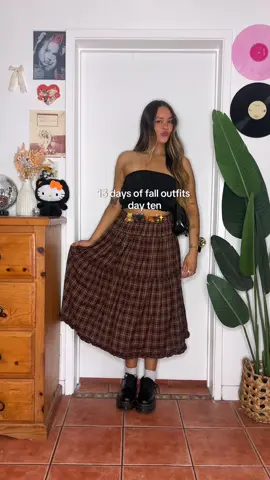 13 days of fall outfits • day ten 🧸🖤🍂 #falloutfits #fallfashion #outfitinspo #OOTD #drmartens 