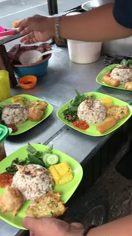Halo Wargi Sumedangg!! Siapa aja nih yang kemarin udah langsung ke lokasi? Gimana menurut kalian Tutug Oncom barokah sawargi ini? Jangan lupa ya yang belum ngeTO lngsung aja sore ini di gaskeunn.😍🫰🏻 Buka 15:00-21:00 Lok : Samping Polsek Sumedang Utara.💫 #fypシ #fyppppppppppppppppppppppp #sumedang #kulinersumedang #beranda 