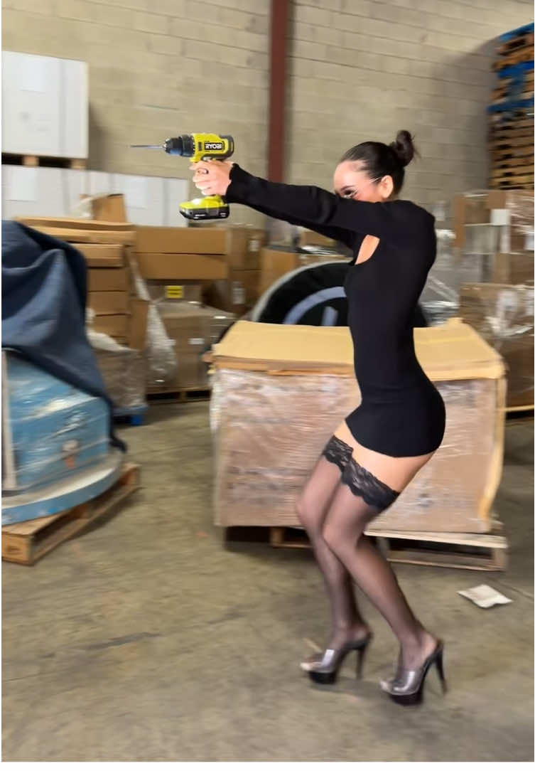 When the warehouse manager isn’t looking 😂😂  #warehouselife #workingwoman #warehouse #bosslady #forklift 