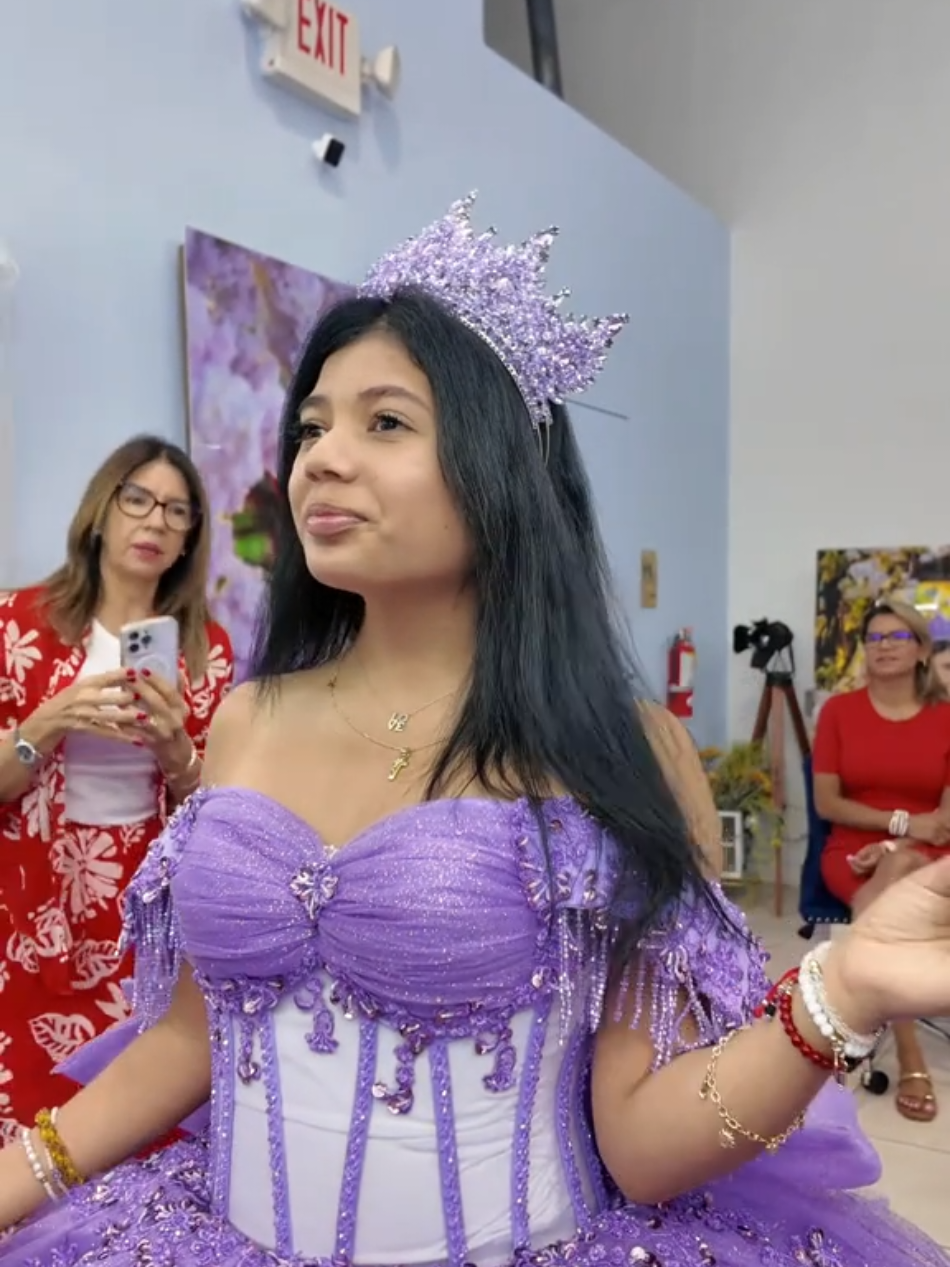 ✨ ¡Haz de tu sesión de Quinceañera una experiencia mágica con Rosy's Photography! ✨ 📸 Lo que ofrecemos para tu sesión de ensueño: 💫 Vestidos deslumbrantes y exclusivos para quinceañeras. 💫 Maquillaje y peinado profesional para resaltar tu belleza. 💫 Álbum premium de cristal y piel con los mejores recuerdos. 💫 Canvas y acrílicos de alta calidad para decorar con estilo. ✨ Celebra tu historia con fotos que capturan la magia de tus 15 para siempre. 📅 Reserva tu sesión hoy mismo y asegura tu fecha. 📍 Atención solo con cita previa: 1815 W Okeechobee Rd #5, Hialeah, FL 33010. 📞 Llámanos para más información: 786-641-4175. #quincedress #quincesphotographer #miamiphotography #miamiquinces 