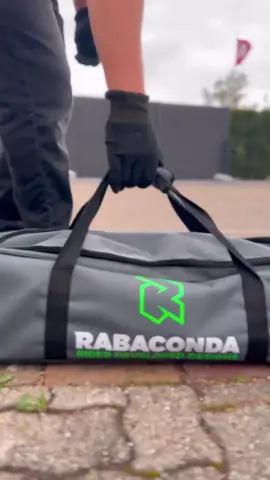 🔊 SOUND ON – SWISS ASMR 🇨🇭 @michi_stuntrider swaps a new tire in minutes with the Rabaconda Street Bike Tire Changer. That ratchet click? Might need a trademark.