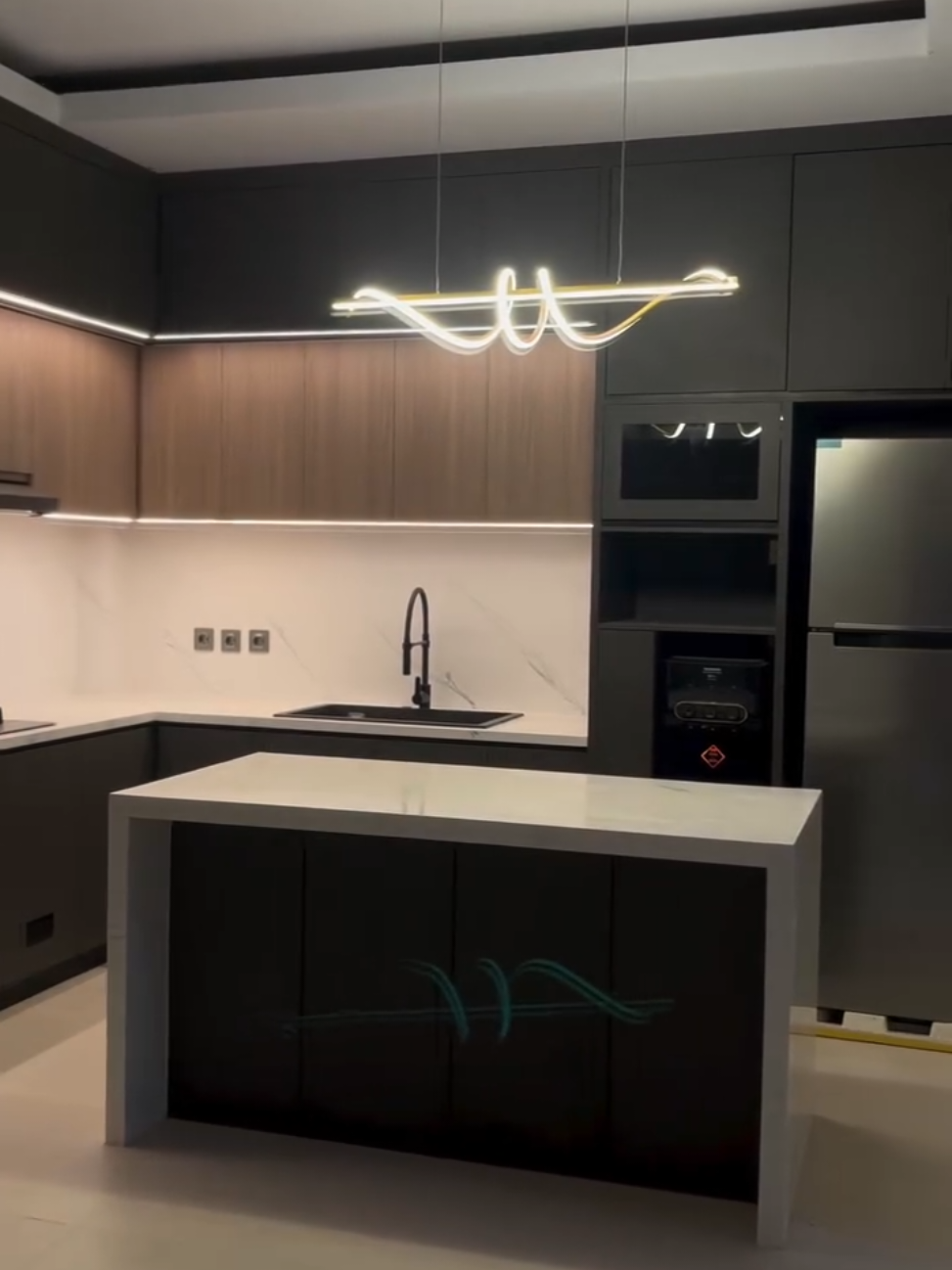 Kitchenset allmunium full set minimalis konsep #ruangtamuminimalis #partisipanel #plafongypsumminimalis #moulding #interiorjogja 