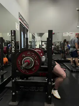 400 freedom units for 3 sets of 6 close grip.  Bench specialist time.  #fyp #powerlifting #benchpress