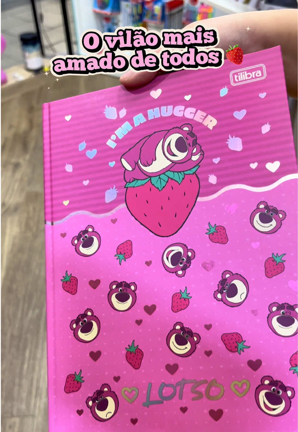 Lotso chegou trazendo fofura e estilo para suas anotações ✍️💕  Caderno Tilibra no tamanho colegial, com 4 capas para você colecionar e se encantar! 🥰 Peça pelo WhatsApp: 📲 1197756-4191 @Tilibra Produtos de Papelaria  #papelaria #toystory #papelariafofa #lotso #pixar 