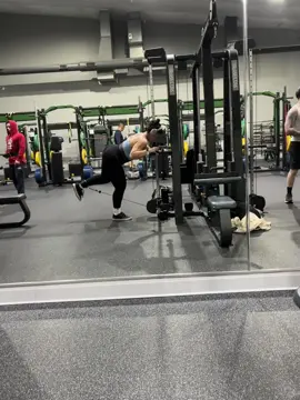 Thursday crowd at the gym ☺️ putting in that work #fyp #parati #gym