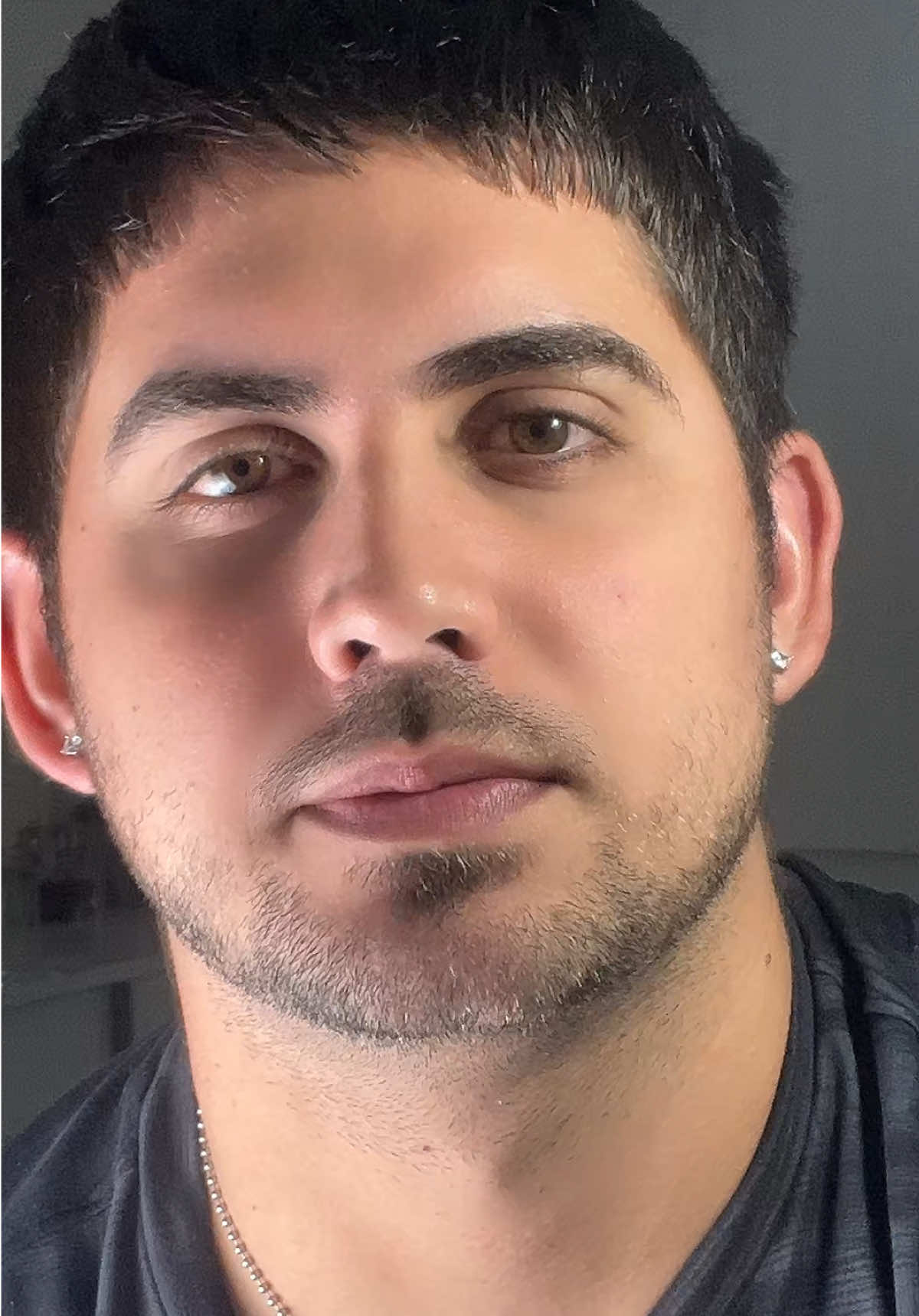 Así es la vida… muchos olvidan las veces que fuiste luz y se quedan con la única vez que tropezaste. Pero no dejes que eso te cambie: sigue siendo tú, porque lo que das de corazón siempre regresa, aunque algunos solo vean tus fallos.