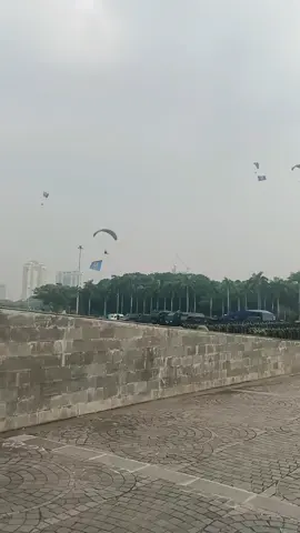 Latihan paramotor untuk memperingati HUT TNI KE-80 DI MONAS pada 5 OKTOBER 2025
