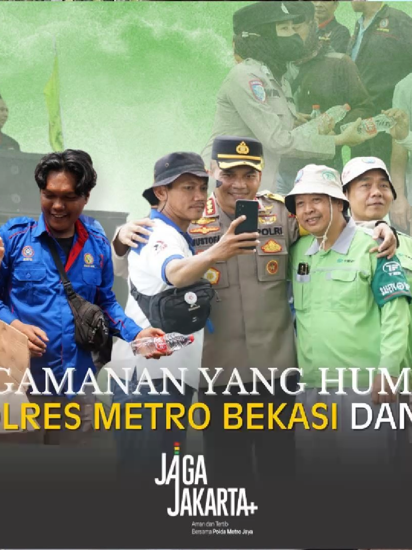 Kapolres Metro Bekasi Tekankan Pengamanan Humanis dalam Aksi Unras Buruh, Pastikan Polisi Hadir, Melayani, Menjaga, Mengawal demi kelancaran penyampaian aspirasi buruh Kabupaten Bekasi Polres Metro Bekasi di bawah pimpinan Kapolres Kombes Pol. Mustofa melaksanakan apel kesiapan pengamanan aksi unjuk rasa Aliansi Buruh Bekasi Melawan (ABBM) dan Aliansi Persatuan Pekerja dan Rakyat Bekasi (PERAK) di Kompleks Pemerintahan Kabupaten Bekasi, Deltamas, Cikarang Pusat. Dalam arahannya, Kapolres menegaskan bahwa seluruh personel wajib mengedepankan sikap humanis dalam bertugas. Aparat hadir bukan untuk menakuti, melainkan memberikan rasa aman kepada buruh dan masyarakat sekitar. Kapolres juga menekankan agar tidak ada personel yang membawa senjata api dalam pengamanan demi mencegah potensi gesekan. Suasana humanis pun tampak di lapangan.  Personel kepolisian bersama Forkopimda hadir membaur, bahkan membagikan air mineral kepada massa buruh.  Konsolidasi damai dan iring-iringan buruh menuju titik aksi berjalan tertib dengan pengawalan aparat yang ramah dan bersahabat. “Laksanakan tugas dengan penuh tanggung jawab, berikan pelayanan terbaik, dan pastikan aksi penyampaian aspirasi berjalan aman, tertib, dan lancar,” ujar Kapolres Metro Bekasi.  @listyosigitprabowo @kapoldametrojaya @humaspmj.official @disdik.bekasikab @disdikjabar @dedimulyadi71 @mustofa99ed @ade_kuswara_kunang @kodim0509kabupatenbekasi @humaspolpp.bekasikab @bhayangkari_pc_metrobekasi_mj @bhayangkari_metrojaya @mataemak @polantascikarang @polantasid @samaptarestrobekasi @binmasrestro_bekasi #PolresMetroBekasi #PengamananHumanis #UnrasBuruh #KapolresBekasi #PolriPresisi #HumanisTanpaSenjata #AksiDamai #PolisiHadirUntukMelayani