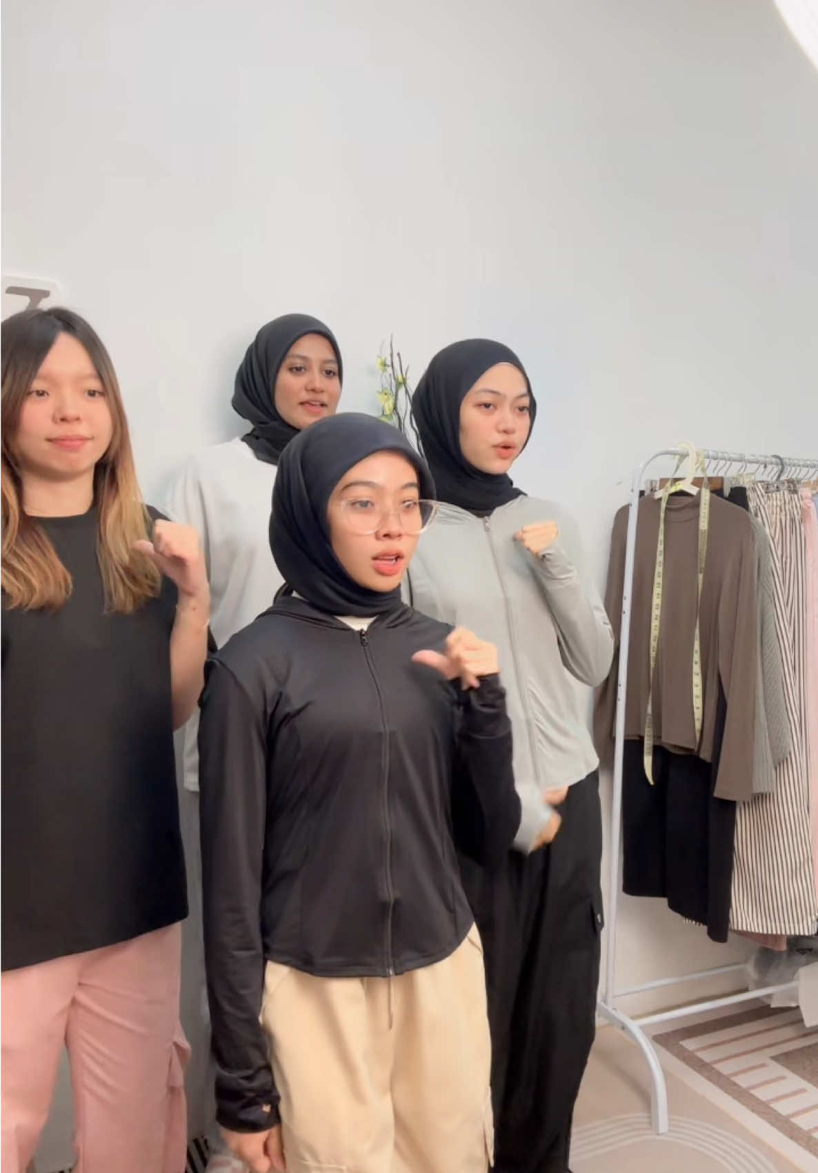 Behind the scenes 🤣🤣🤣 #valenfashion #valenmalaysia #valenofficial #valen #fyppppppppppppppppppppppp 