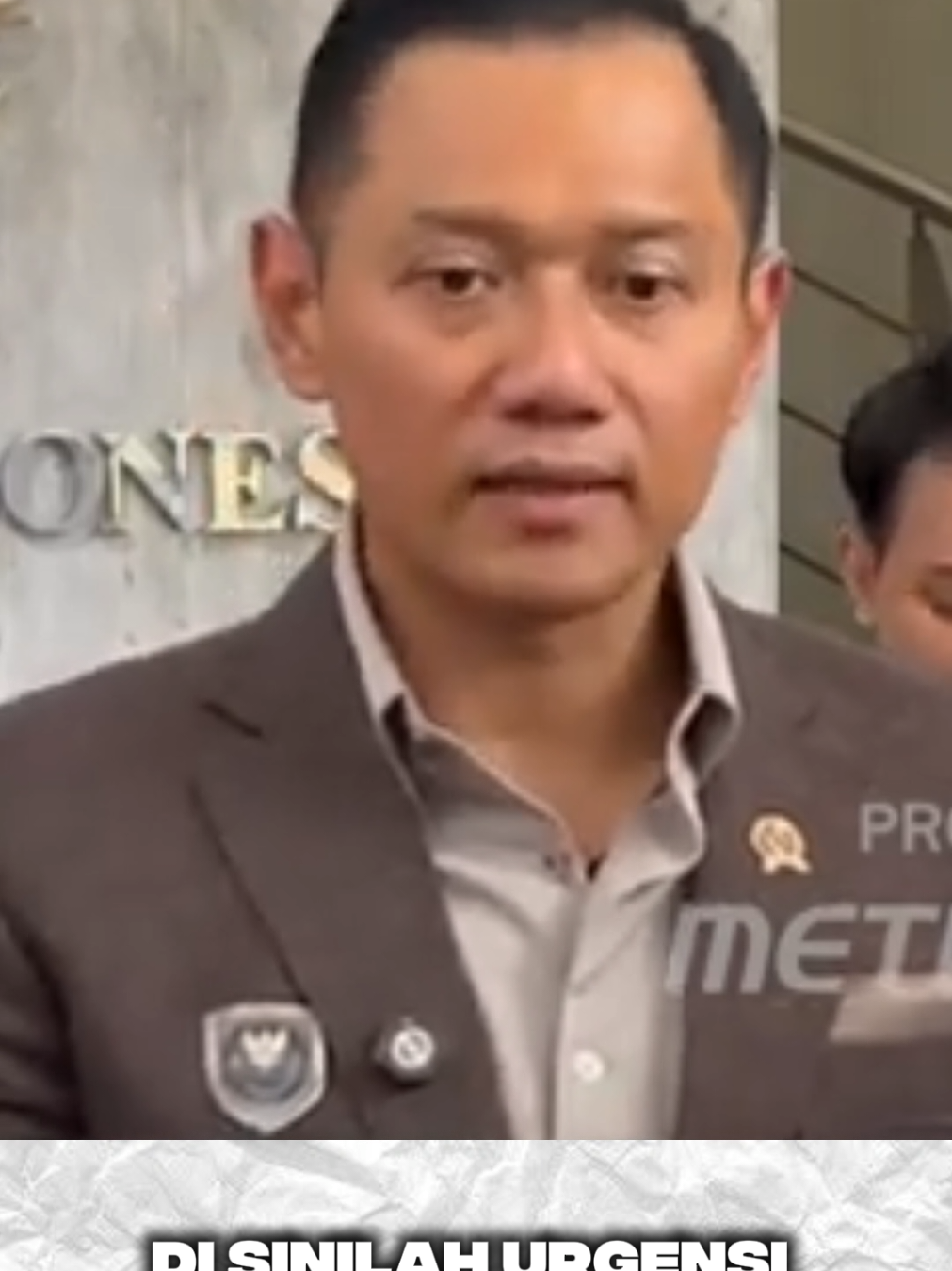Menteri Koordinator Bidang Infrastruktur dan Pembangunan Kewilayahan, Agus Harimurti Yudhoyono (AHY), merespons pidato Presiden Prabowo di Sidang Majelis Umum PBB yang menyinggung proyek GIAT Sea Wall di Indonesia. Menko AHY menyebut proyek ini sangat strategis, mengingat ancaman yang nyata, terutama bagi masyarakat yang tinggal di pesisir Pulau Jawa. #ahy #giantseawall #prabowo #astacita #maci 