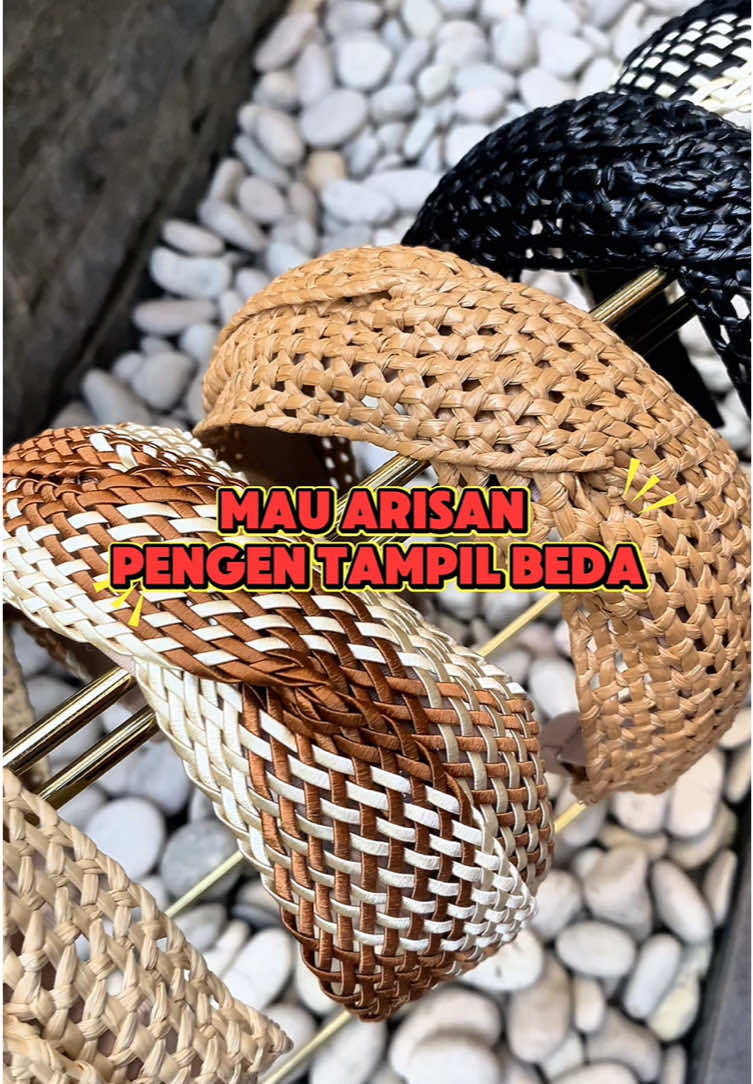 Bikin look kamu berbeda dengan “Headband Madiva” 🤗❤️  Model anyaman yang unik detailnya cakep bangettt 😍 apalagi bahannya ringan dan nyaman dipakai seharian  Jadi gercepin sekarang yuk keburu kehabisan stoknya 🥰👇🏻  #aksesoristrendi #headband #hairstyle #hairaccessories #bandana 