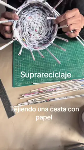 Cestería en papel Una cestita en proceso, tejiendola  con materiales simples que , al final será algo único , útil y decorativo.  Tejido tipo mimbre solo con varillas hechas con papel periódico.  Seguimos mostrando su proceso y mostraremos el final.  Esto y mucho más podemos lograr con materiales al que damOs secundas oportunidades, así como en la vida… #artesostenible #tejiendoconpapel #cestosdepapel #arteterapia   ##cesteriaconpapel