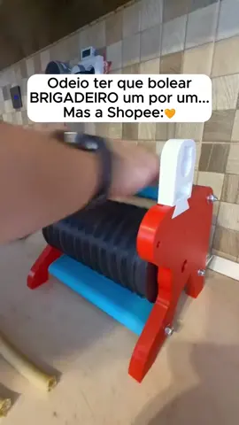 🍬✨ Chega de perder tempo enrolando docinhos na mão! Com essa máquina boleadora, você prepara brigadeiros, beijinhos, ninho e muito mais em segundos. Praticidade, padronização perfeita e produção rápida para quem faz festa, encomenda ou ama ter sempre um docinho pronto em casa! 💛 👉 Ideal para aumentar a produtividade e impressionar seus clientes ou convidados. 🔗 Garanta já a sua e facilite sua vida na cozinha! #DocinhosPerfeitos #Brigadeiro #Beijinho #FestasInfantis #Confeitaria     