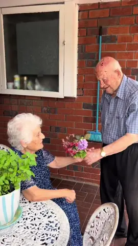 Grandma was delighted to receive Grandpa’s flowers.#fyp #foryou #Love #usa_tiktok #loveyou 
