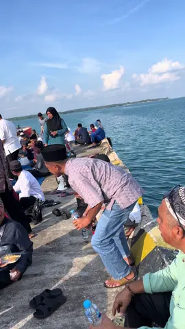 Dengan kejadian tragis kemaren yg telah memakan 2 korban jiwa, hingga tewas di tempat.  Kami, seluruh masyarakat Kecamatan subi, pada hari ini Jumat 26 September 2025 telah selesai melaksanakan Do’A a tolak bala yang pertama di pelabuhan panjang, bermohon kepada Allah swt semoga tidak ada lagi kejadian seperti ini yg terjadi di pulau kecil ini. Dan kami memohon perlindungan dari segala musibah dan dari hal hal goib.  Amiiin 🤲🏻 #🥀🥀🥀 #fyp