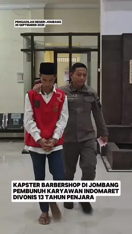 VONIS PEMBUNUHAN‼️ Febri Wahyudi, 26, kapster barbershop yang jadi terdakwa dalam kasus pembunuhan kepada karyawan Indomaret di Jombang menjalani sidang vonis Kamis (25/9) siang. Majelis hakim, menjatuhkan vonis lebih ringan dari tuntutan JPU kepadanya. Sidang kepadanya dilakukan di ruang sidang Tirta PN Jombang sekitar pukul 13.00. Sidang itu, dipimpin ketua Majelis Hakim Wahyu Widodo dan dua hakim anggota Bagus Sumanjaya dan Ivan Budi Santoso. Dalam sidang itu, ketua majelis menyatakan terdakwa secara sah dan meyakinkan melakukan pembunuhan seperti pasal 338 KUHP. _______________________________________ Berita selengkapnya silakan klik radarjombang.id jombangbanget.jawapos.com desakita.co Info PP, Endorsment dan Iklan dan langganan koran bisa Call / Chat WA : 0813 3661 0001