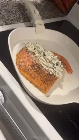 Me and salmon just get along 🤷‍♂️😂 been stuffin shii since I was a JIT! #stuffedsalmon #salmon #crabstuffed #crab #crabmeat 