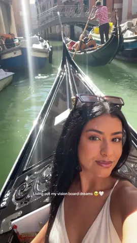 It felt so magical ✨ I didn’t want it to end!  #latinacontentcreator #latinacreatorsforyou #italy #gondola #europe