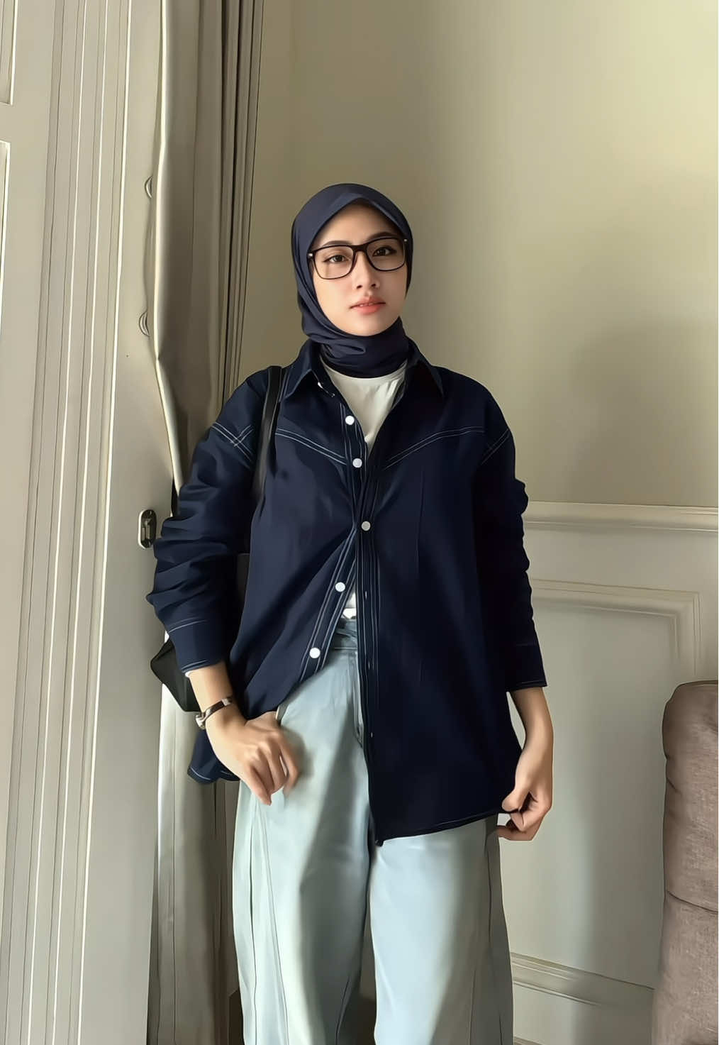 Keren bgt kemejanya 😎✨ #outfitinspo #kemejawanita #kemejalinen #kemejaoversize #oversizedshirt 