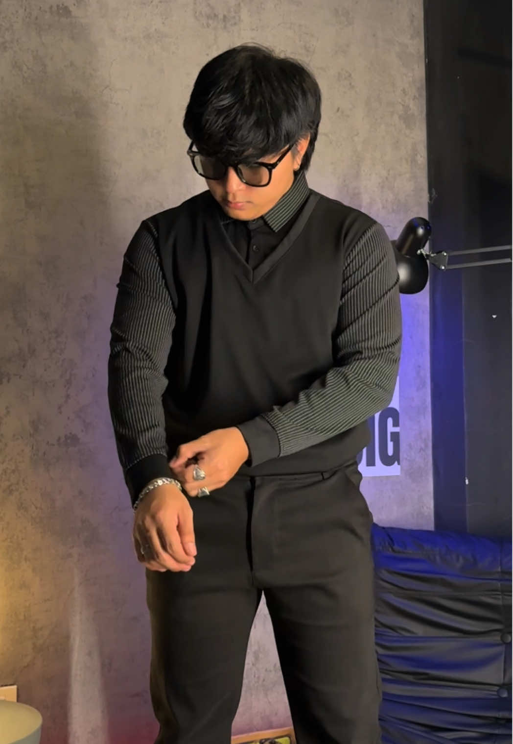 Got thi s super cool longsleeve here on tiktok shop! Super affordable lang mga bro! #longsleeve #formallongsleeve #stripedlongsleeve #kinwoo #longsleeveshirt 