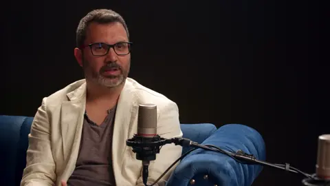 Teoría del ADN Fantasma Surge a raíz de experimentos en los que, según ciertos investigadores rusos en los 80-90, se observaría que el ADN seguiría dejando una “huella energética” aunque la molécula física se hubiera retirado. A partir de esta idea, se interpreta que el ADN no solo contiene información biológica, sino también información vibracional o energética, ligada a la identidad y el propósito de cada persona. No es una teoría aceptada por la biología oficial, pero en contextos de crecimiento personal se usa como metáfora de que nuestra esencia va más allá de lo material. 🧬 El “Geniotipo” Según Estruch, cada uno de nosotros nace con una configuración única: una especie de “mapa interno” donde están grabados talentos, inclinaciones y el propósito de vida. El “geniotipo” sería la combinación de esas cualidades únicas con la posibilidad de despertar al genio interior que todos llevamos dentro. El trabajo personal consistiría en reconectar con esa información para salir del modo automático y vivir desde la autenticidad. 🎯 Mensaje central Todos tenemos un propósito innato. Ese propósito no se encuentra afuera, sino en nuestro interior, en nuestros genes (o en la “huella energética” que representan). La sociedad y la educación, en lugar de potenciar esa individualidad, tienden a homogeneizar, alejándonos de nuestra verdadera naturaleza. Redescubrir el geniotipo es una vía para vivir con sentido, creatividad y plenitud.